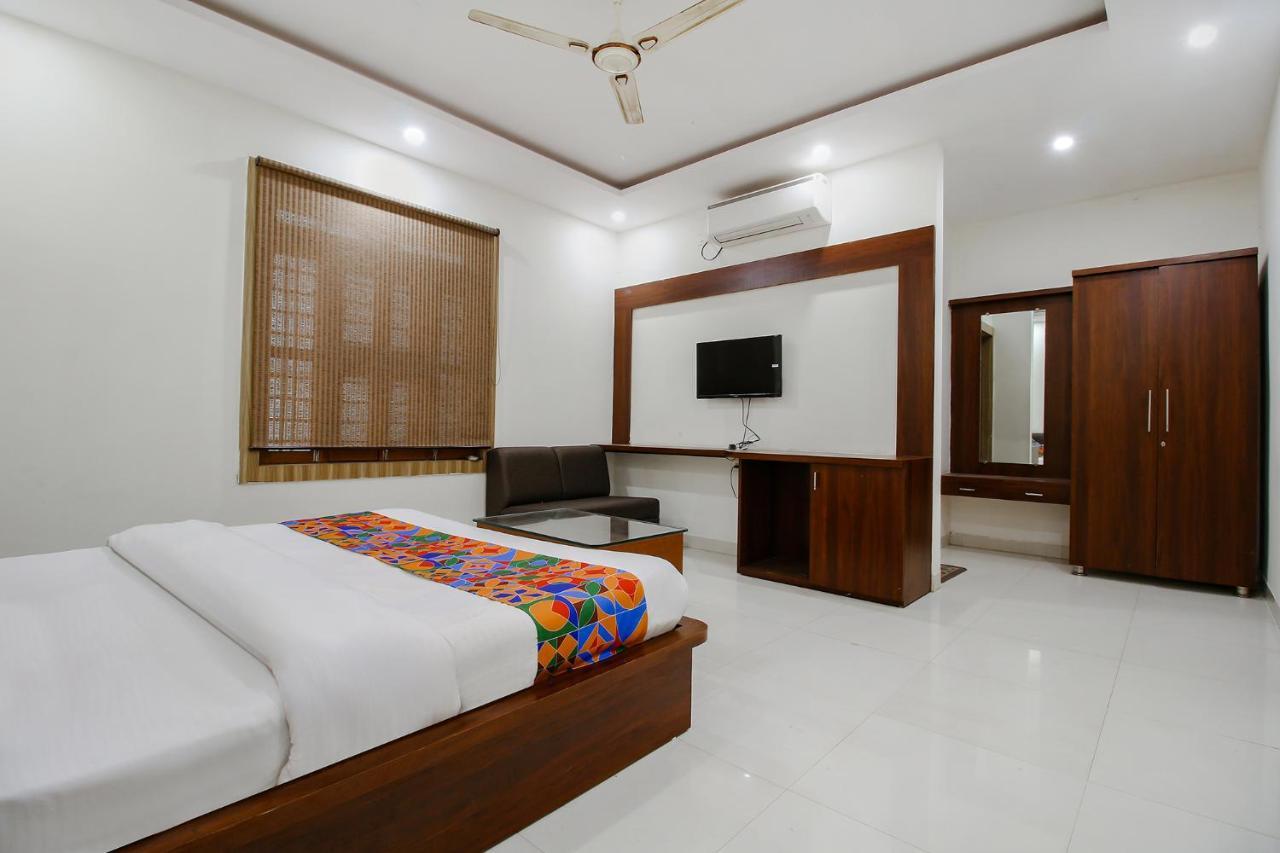 Fabexpress Yuvan Gouharganj Luaran gambar
