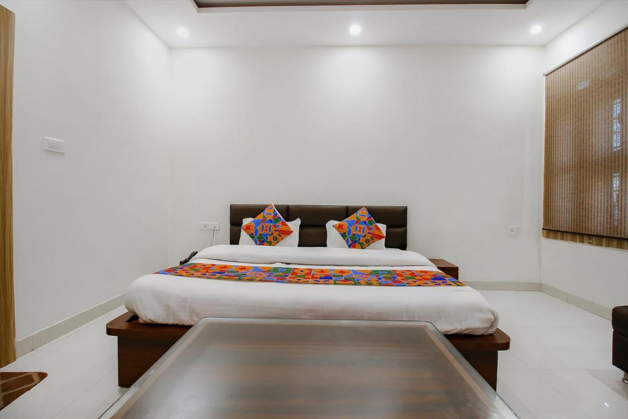Fabexpress Yuvan Gouharganj Luaran gambar