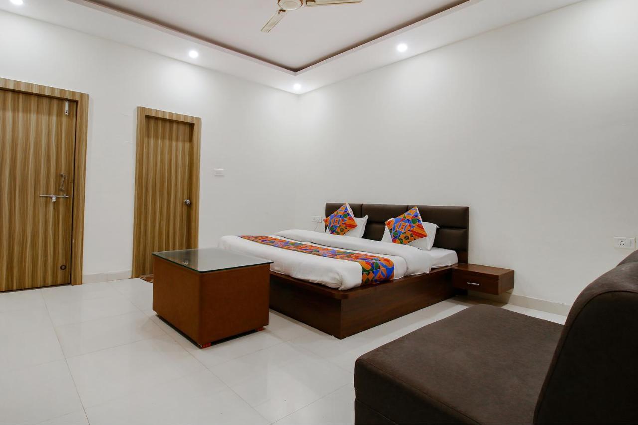 Fabexpress Yuvan Gouharganj Luaran gambar